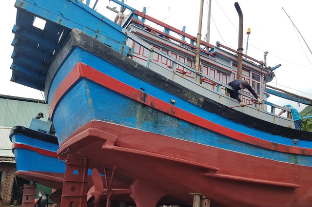 Giáp Tết, ngư dân nhộn nhịp kéo tàu lên bờ, chủ bãi kiếm bộn - 6