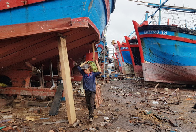 Giáp Tết, ngư dân nhộn nhịp kéo tàu lên bờ, chủ bãi kiếm bộn - 4