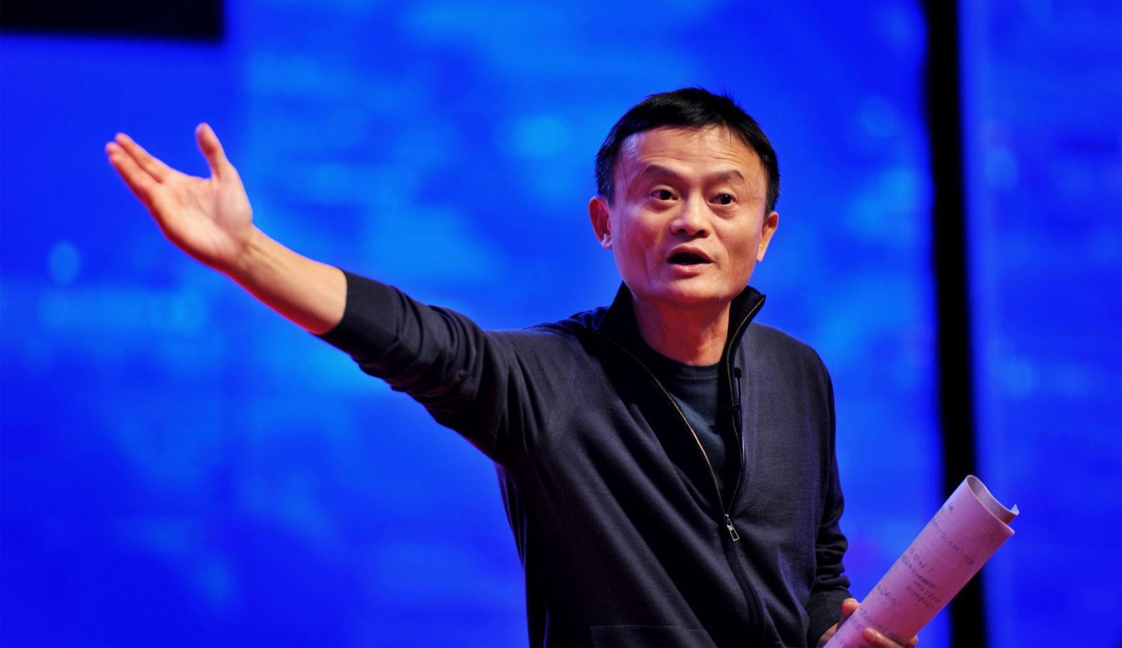 Jack Ma bên cạnh sự sắc sảo của doanh thủ còn là một diễn giả cuốn hút. Ông đi khắp nơi để chia sẻ cũng như đưa ra những tư vấn về những gì ông đã trải qua.