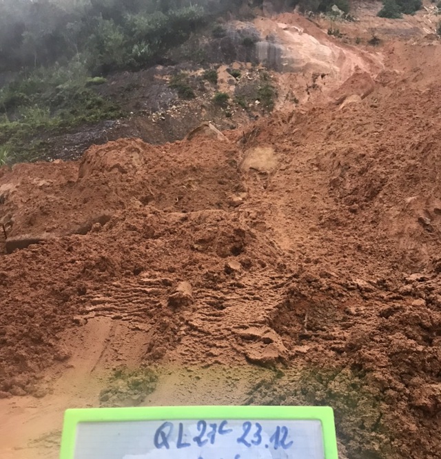 Hàng nghìn m3 đất đá đổ xuống đường Nha Trang - Đà Lạt sau mưa lớn - 1