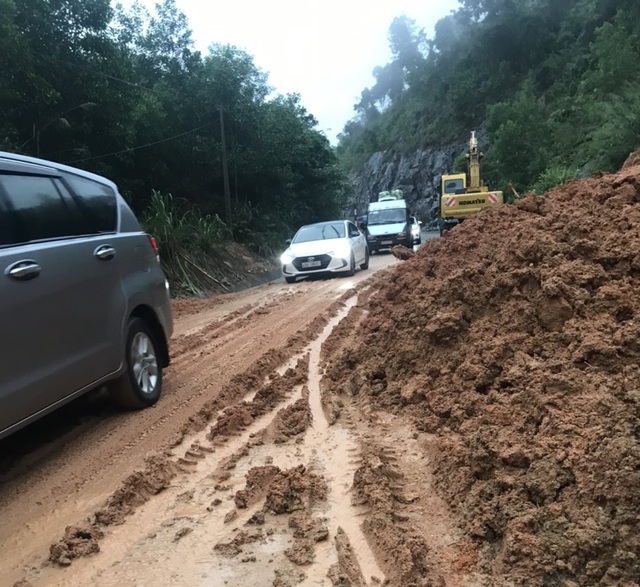 Hàng nghìn m3 đất đá đổ xuống đường Nha Trang - Đà Lạt sau mưa lớn - 2