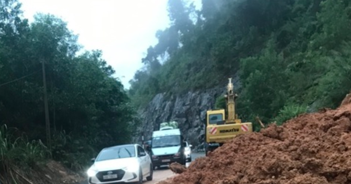 Hàng nghìn m3 đất đá đổ xuống đường Nha Trang - Đà Lạt sau mưa lớn