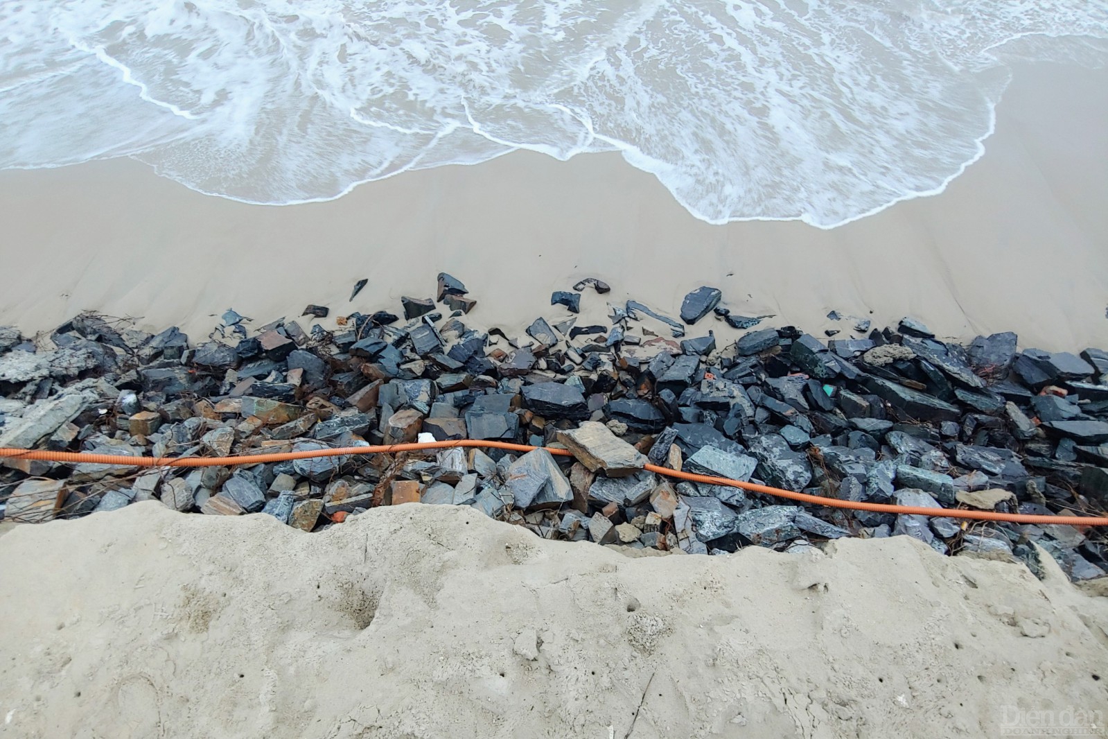 Biển Đà Nẵng lại sạt lở Lớp đá dưới cùng để giữ cát trơ ra, phía trên là phần cát còn đọng lại trên cầu thang xuống biển.