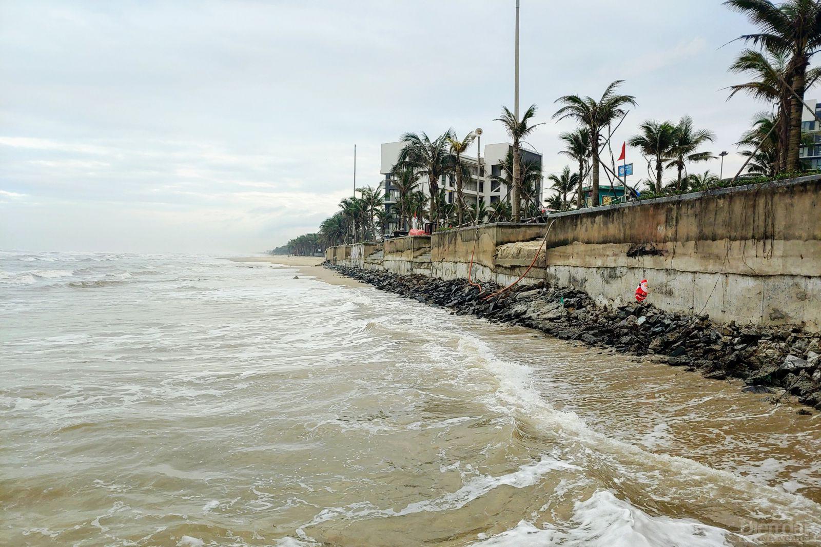 Biển Đà Nẵng lại sạt lở Trong vòng nửa tháng trở lại đây, thủy triều liên tục dâng cao cuốn đi lớp cát của bãi tắm ra xa.