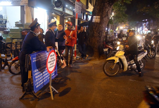 Hà Nội: Người dân bỡ ngỡ trong ngày đầu tổ chức thêm 8 phố đi bộ - 2