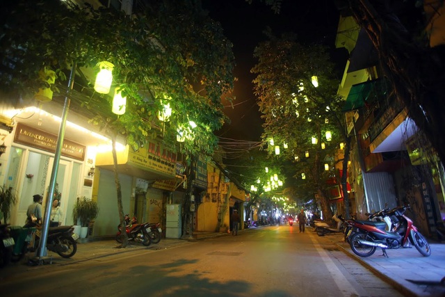 Hà Nội: Người dân bỡ ngỡ trong ngày đầu tổ chức thêm 8 phố đi bộ - 6