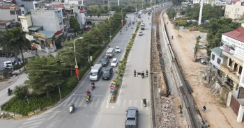 Thay bờ đê đất bằng tường chắn, đường Âu Cơ được mở rộng từ 2 lên 4 làn xe