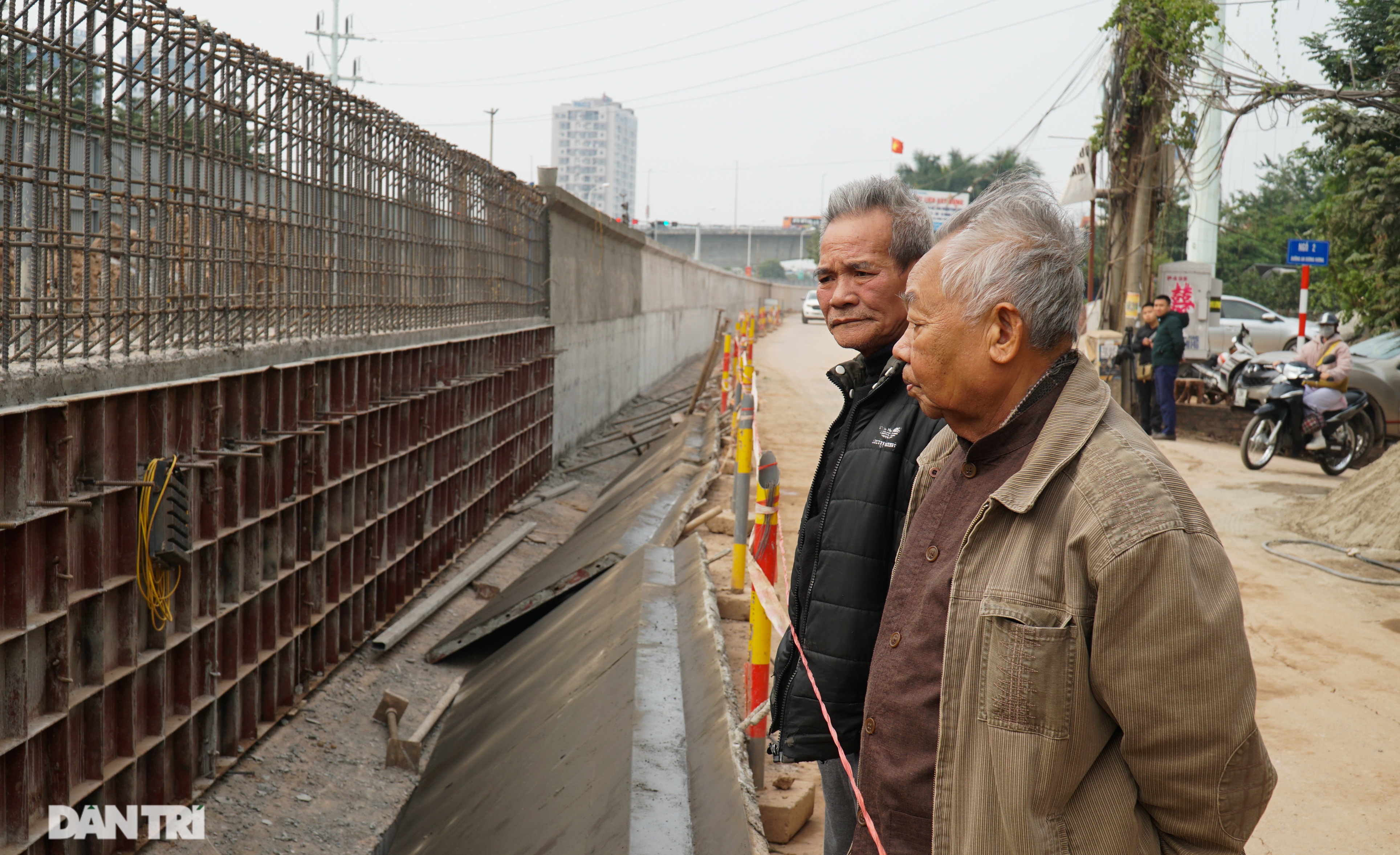 Thay bờ đê đất bằng tường chắn, đường Âu Cơ được mở rộng từ 2 lên 4 làn xe - 10