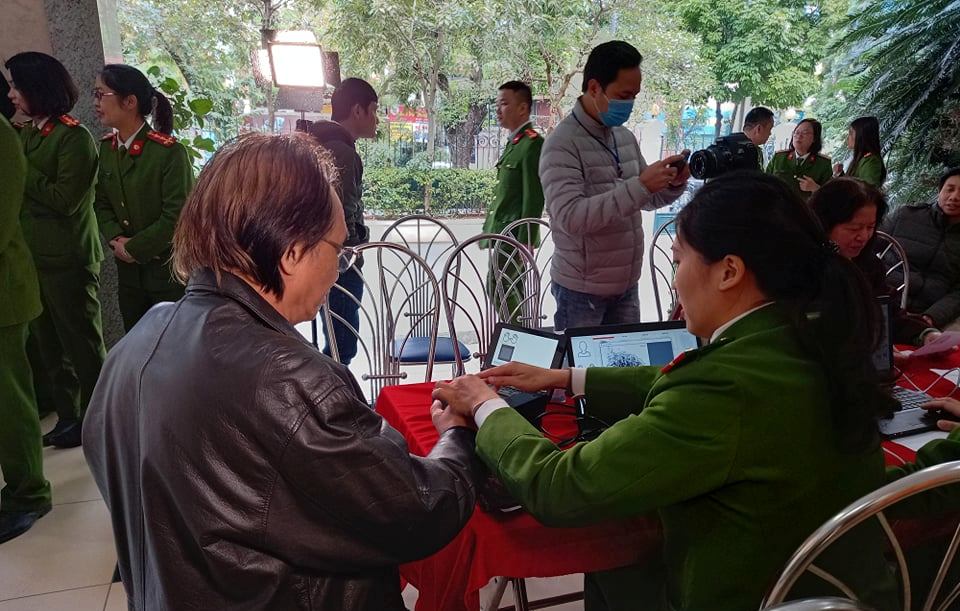 Công an TP Hà Nội chính thức cấp thẻ Căn cước công dân gắn chip