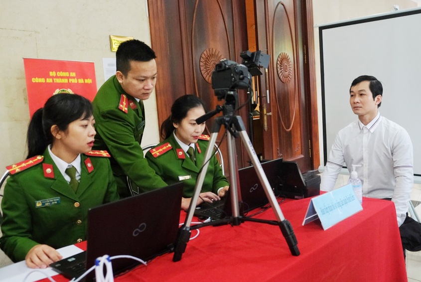 Công an TP Hà Nội chính thức cấp thẻ Căn cước công dân gắn chip