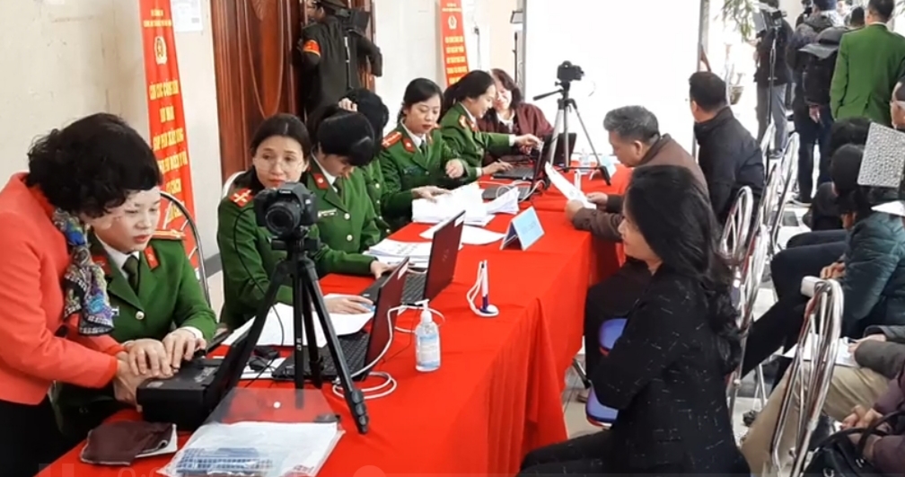 Công an TP Hà Nội chính thức cấp thẻ Căn cước công dân gắn chip