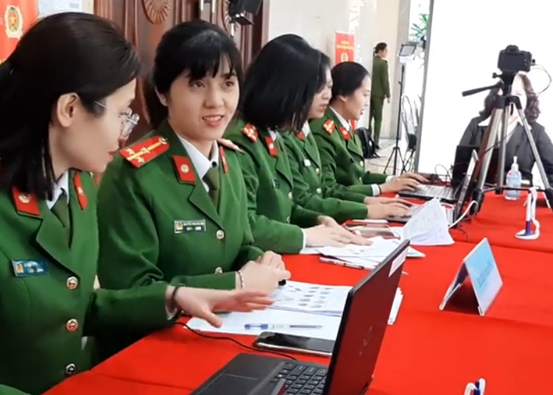Công an TP Hà Nội chính thức cấp thẻ Căn cước công dân gắn chip