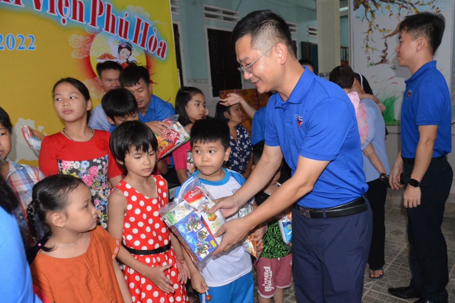 Đoàn thanh niên BSR tặng quà Trung thu cho các trẻ em khó khăn