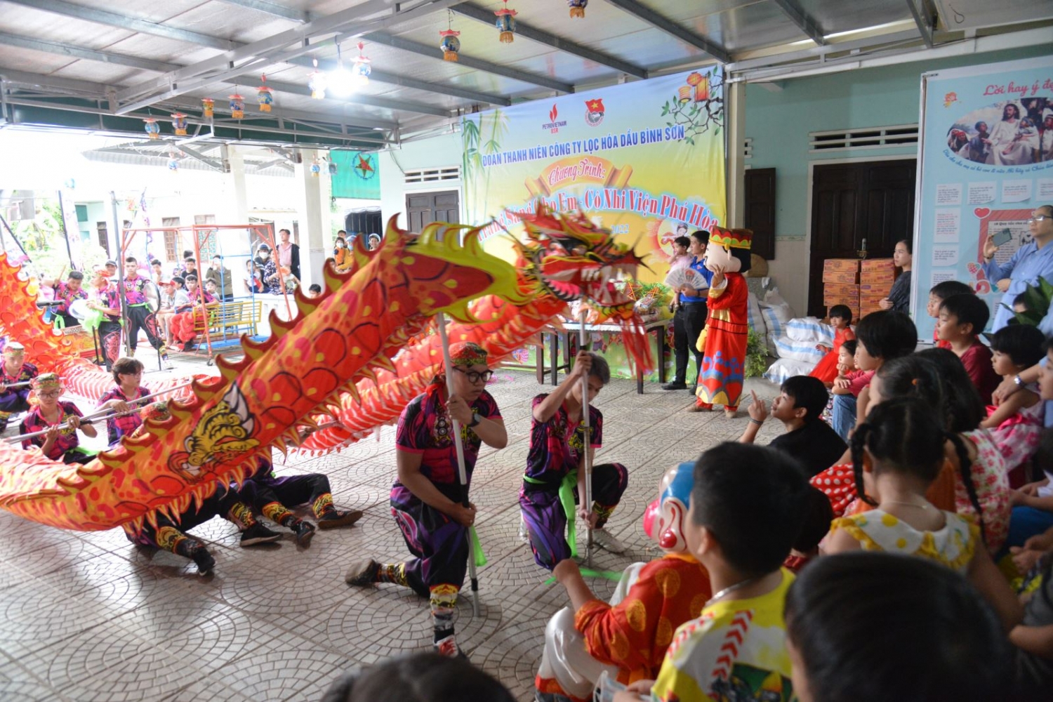 Đoàn thanh niên BSR tặng quà Trung thu cho các trẻ em khó khăn