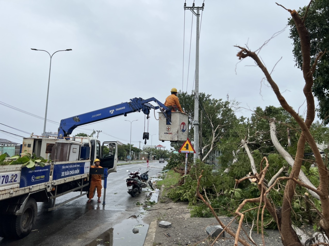 Miền Trung mất điện trên diện rộng, EVNCPC đang nổ lực khôi phục cấp điện