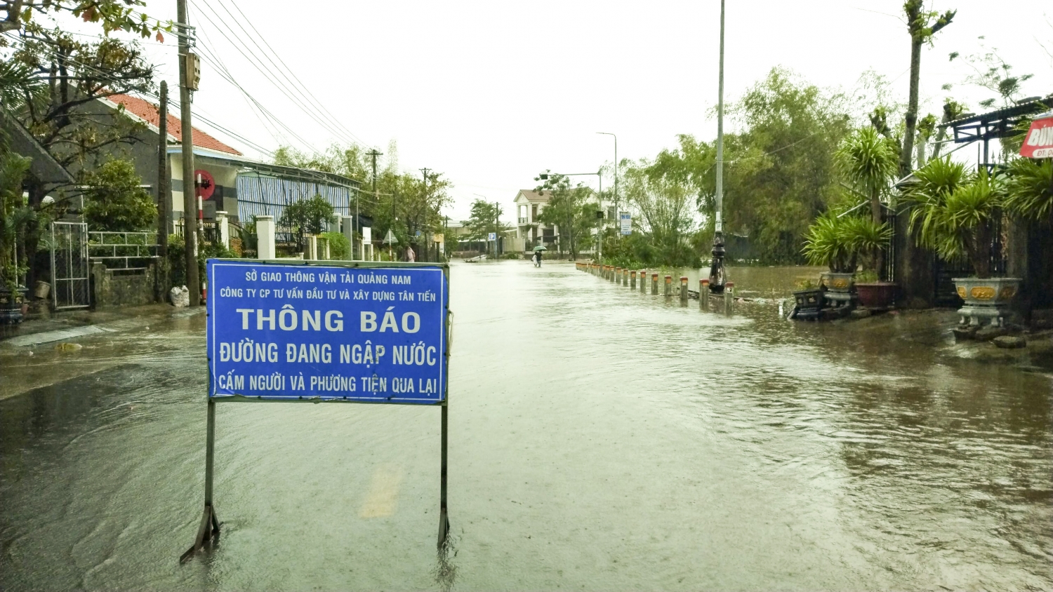 Mưa lớn kéo dài, nhiều tuyến đường ở Quảng Nam tê liệt