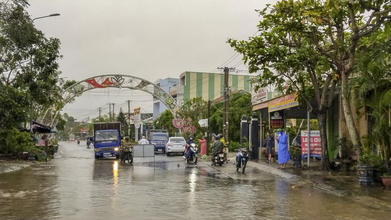 Mưa lớn kéo dài, nhiều tuyến đường ở Quảng Nam tê liệt