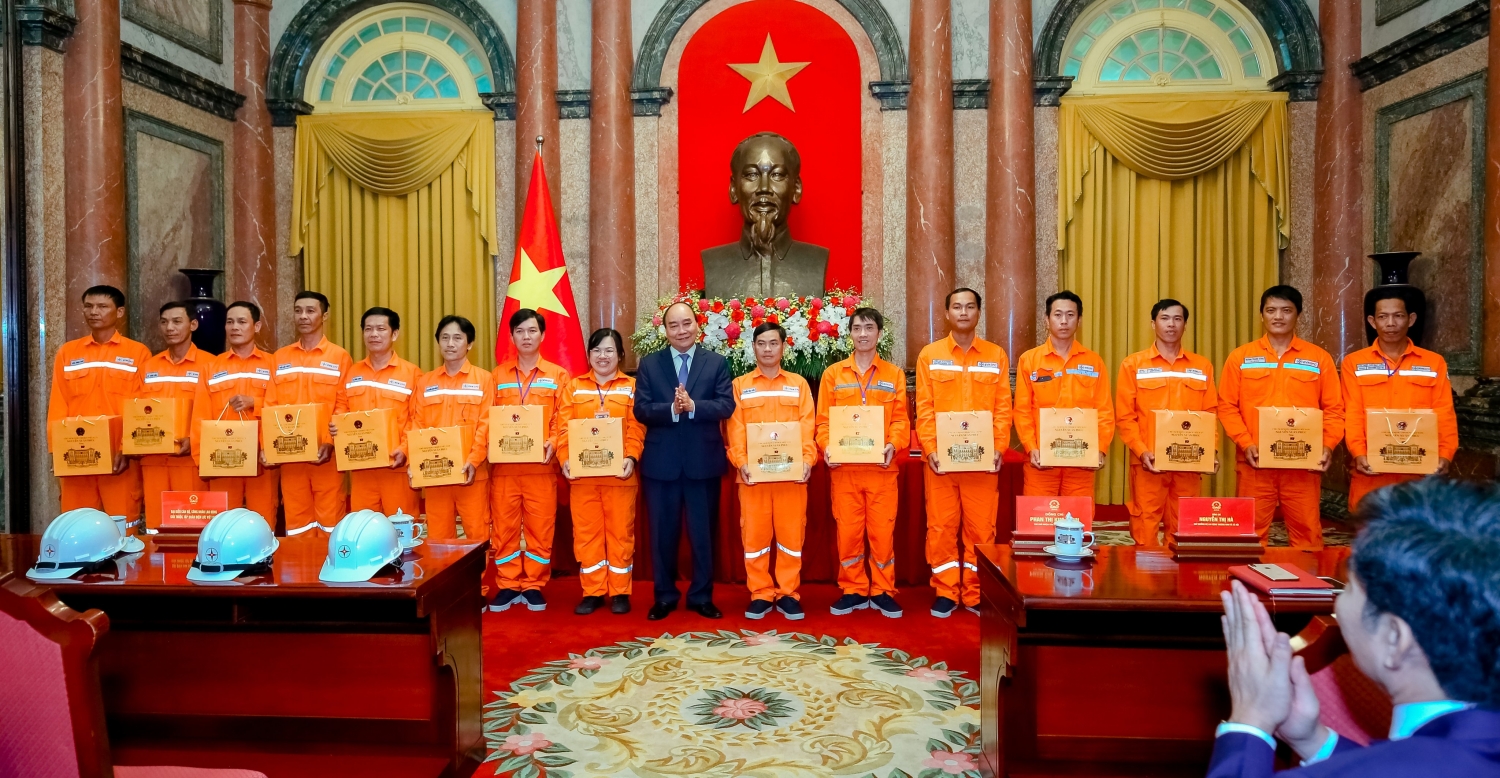 Vinh danh 12 công nhân EVNCPC đạt Thợ giỏi cấp EVN năm 2022