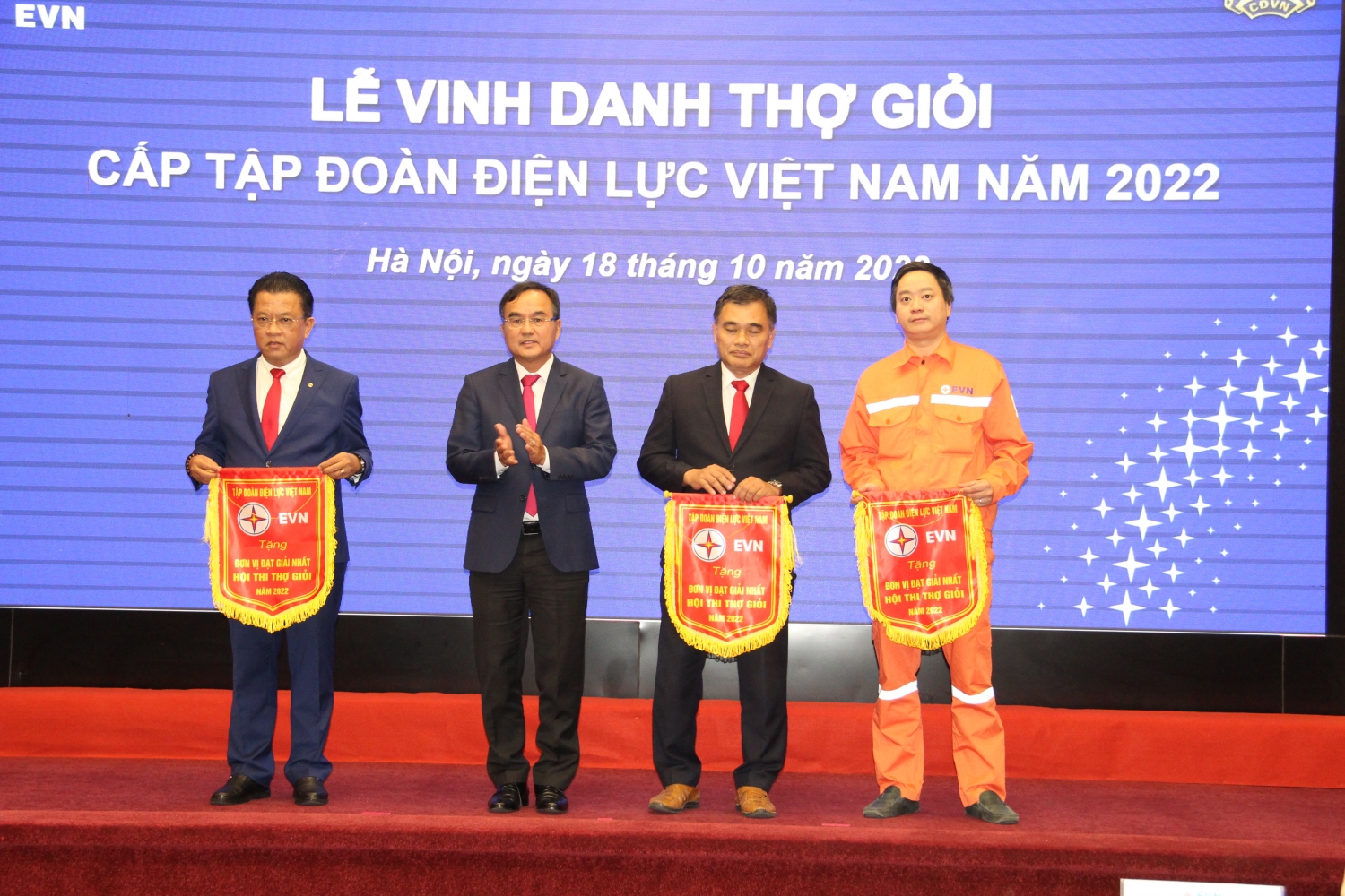 Vinh danh 12 công nhân EVNCPC đạt Thợ giỏi cấp EVN năm 2022