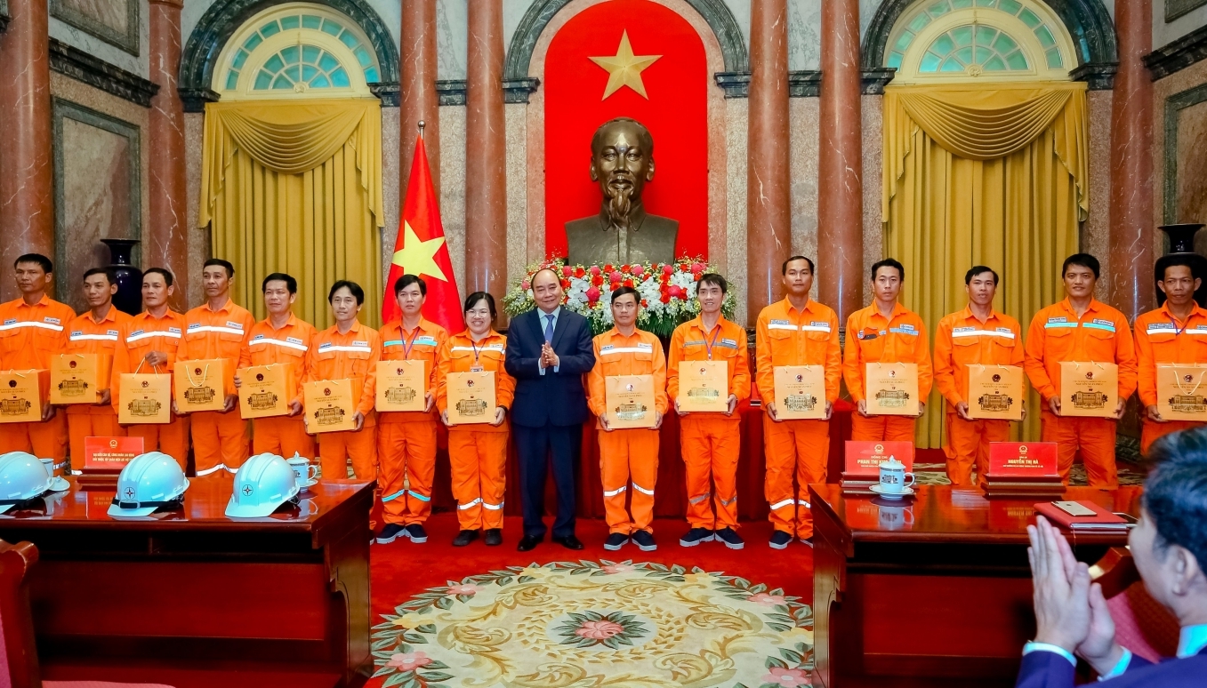 Vinh danh 12 công nhân EVNCPC đạt Thợ giỏi cấp EVN năm 2022