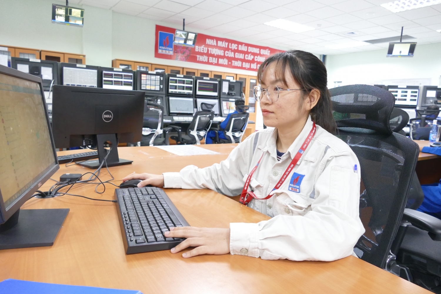 Bóng hồng duy nhất ở Phòng Điều khiển Trung tâm NMLD Dung Quất