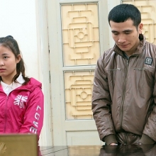 bat qua tang 120 banh heroin giau duoi gam o to tai cua khau cau treo