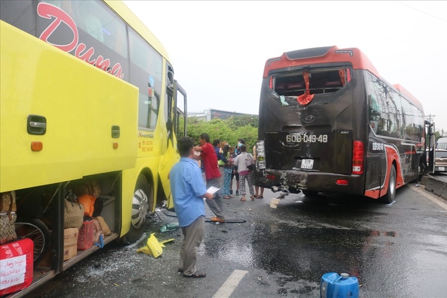 tin tuc 22 co vuot oto khi ve que an tet 2 nguoi di xe may thuong vong