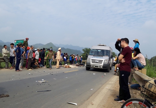 tin tuc 22 co vuot oto khi ve que an tet 2 nguoi di xe may thuong vong