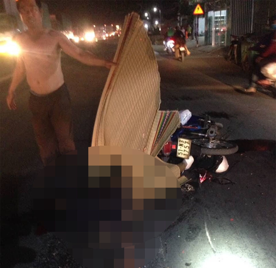 tin tuc 22 co vuot oto khi ve que an tet 2 nguoi di xe may thuong vong