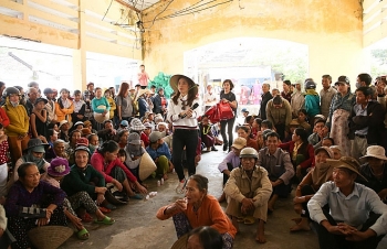 Sao Việt 2/2: Mỹ Tâm đội nón lá, về quê tặng quà Tết cho bà con nghèo