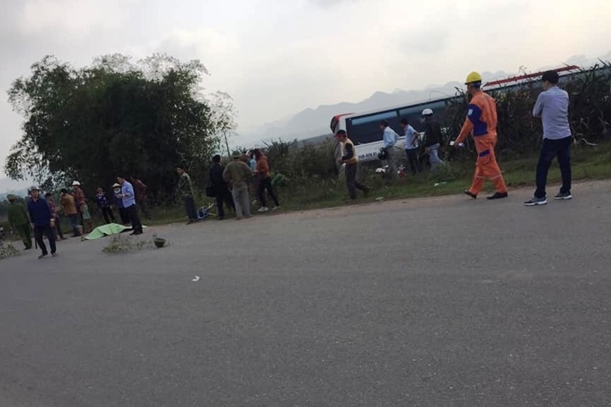 tin tuc 182 oto cho khach du lich huc xe container 11 nguoi bi thuong