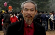 nguoi giong bac ho den vieng lang bac