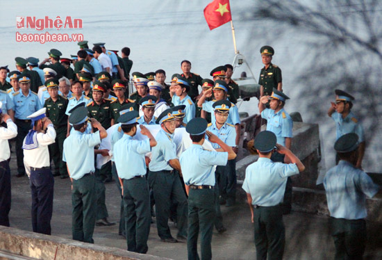thuong ta tran quang khai tro ve trong vong tay dong doi