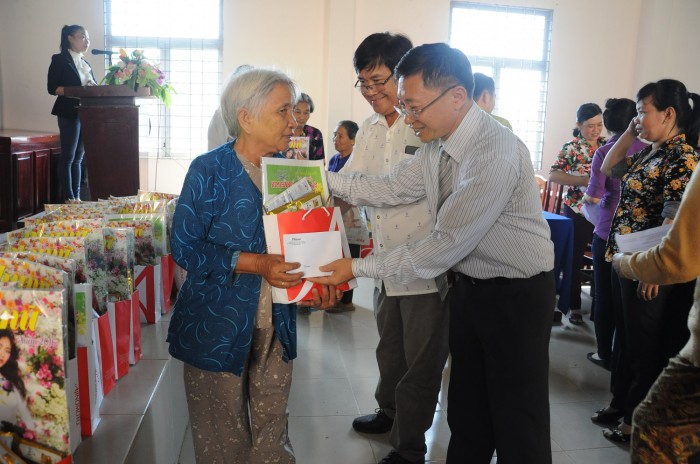 ajinomoto trao 4000 qua tet cho nguoi ngheo