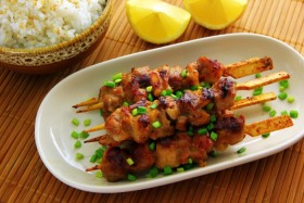 Thưởng thức món gà xiên que Yakitori không cần lò nướng