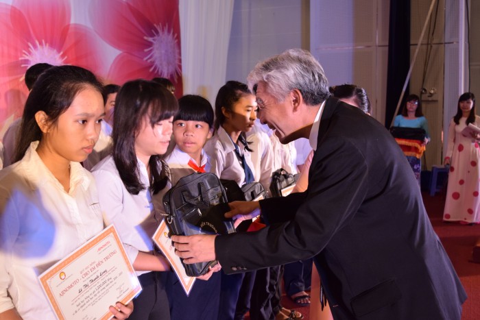 ajinomoto dong hanh cung tre em ngheo hieu hoc