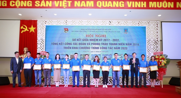 tuoi tre ptsc the hien ban linh xung kich nang dong sang tao