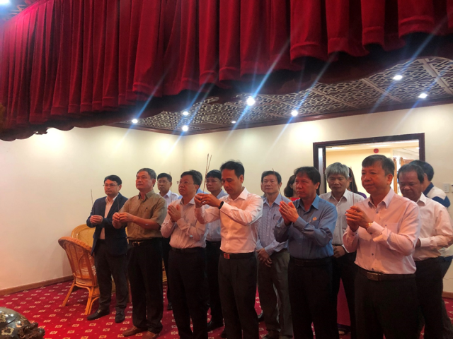 lanh dao vietsovpetro to chuc dang huong tuong niem chu tich ho chi minh