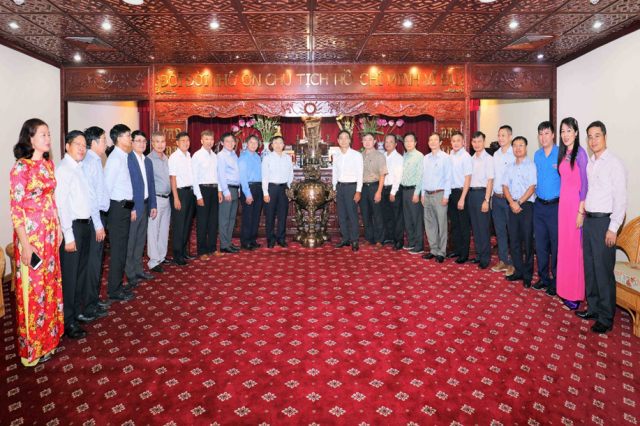 lanh dao vietsovpetro to chuc dang huong tuong niem chu tich ho chi minh