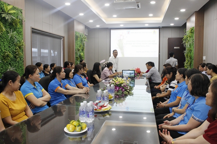 cd dkvn tham hoi tang qua cho lao dong nu bi benh nang hoan canh kho khan