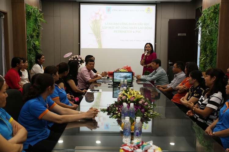 cd dkvn tham hoi tang qua cho lao dong nu bi benh nang hoan canh kho khan