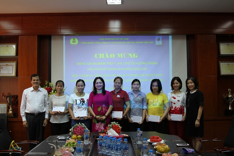 cd dkvn tham hoi tang qua cho lao dong nu bi benh nang hoan canh kho khan