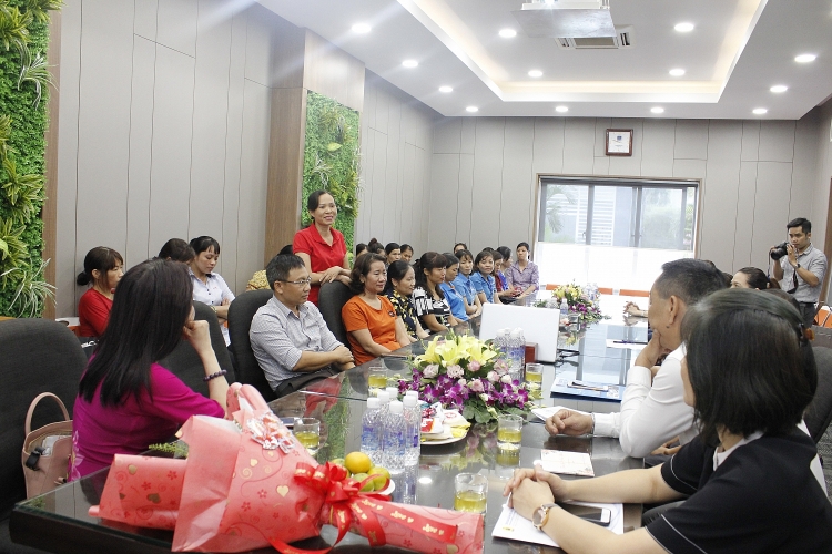 cd dkvn tham hoi tang qua cho lao dong nu bi benh nang hoan canh kho khan