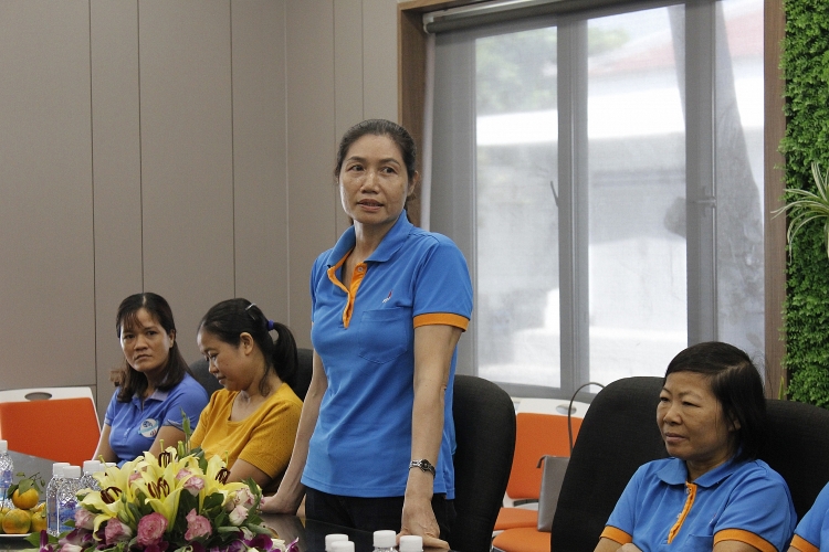 cd dkvn tham hoi tang qua cho lao dong nu bi benh nang hoan canh kho khan