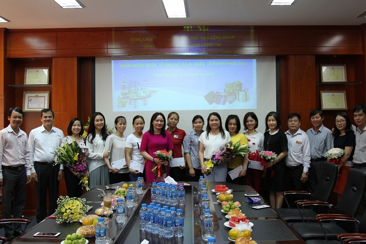 cd dkvn tham hoi tang qua cho lao dong nu bi benh nang hoan canh kho khan