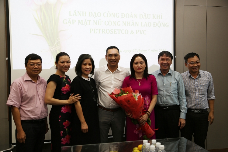 cd dkvn tham hoi tang qua cho lao dong nu bi benh nang hoan canh kho khan