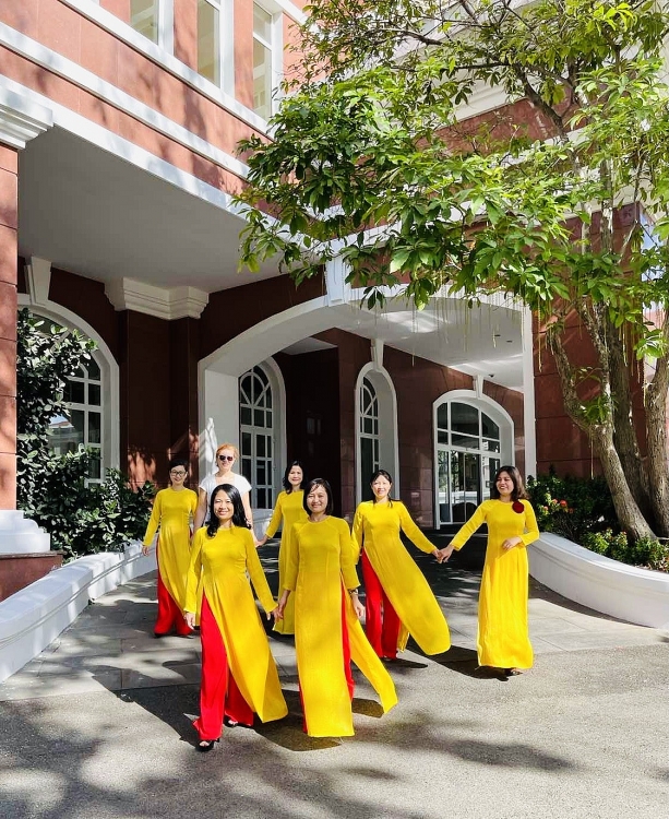 Vietsovpetro: Phụ nữ Xí nghiệp Khí duyên dáng với tà áo dài truyền thống
