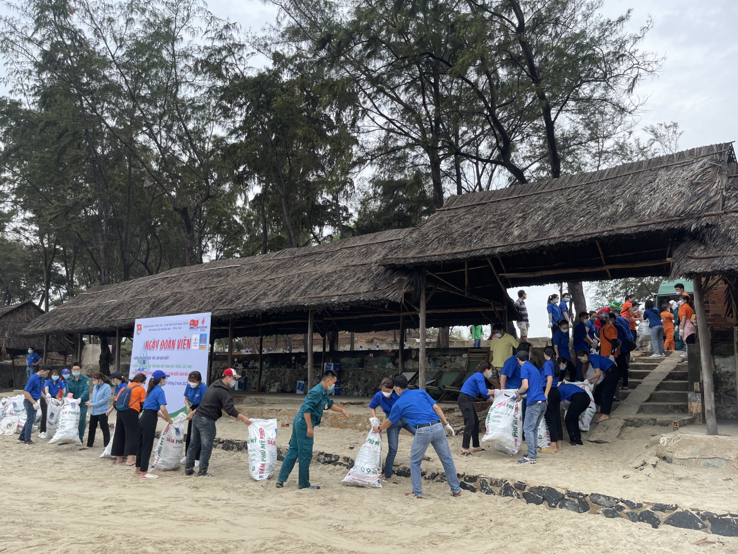 Tuổi trẻ Dầu khí tham gia dọn sạch rác tại bãi biển Thủy Tiên