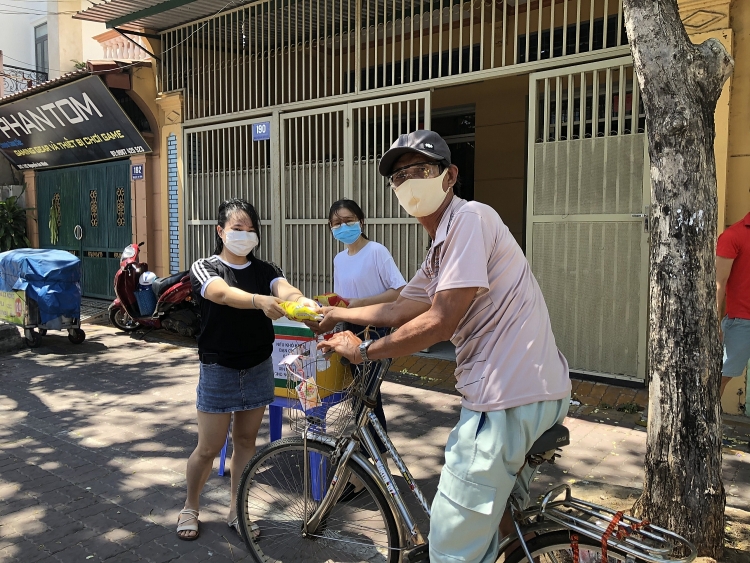 Vietsovpetro: Tuổi trẻ Trung tâm Công nghệ thông tin & liên lạc với "Tủ bánh miễn phí" vietsovpetro tuoi tre trung tam cong nghe thong tin lien lac voi tu banh mien phi