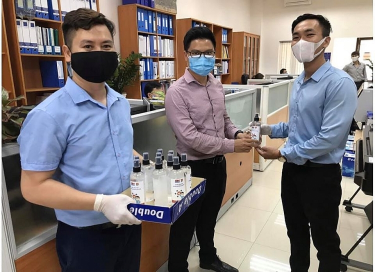 doan thanh nien vietsovpetro pha che dung dich rua tay sat khuan phong chong dich benh covid 19